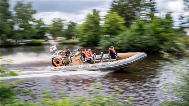 Tier- und Freizeitparks starten in die Saison Ein Schnellboot fährt über den Tansania-See des Serengeti-Parks Hodenhagen.
