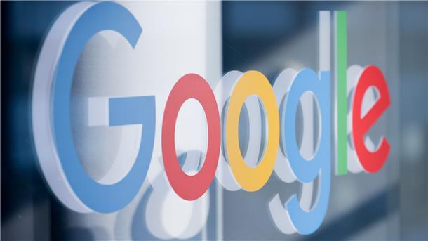 Sinkende Werbeausgaben treffen Google-Konzern Alphabet Ein Schriftzug mit dem Logo von Google klebt im Pressezentrum der Koelnmesse.