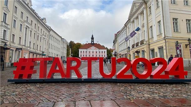 Tartu stellt Programm als Europäische Kulturhauptstadt vor Ein Schriftzug „#Tartu2024“ auf dem Rathausplatz in Estlands zweitgrößter Stadt Tartu.