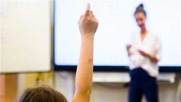 Ein Schüler meldet sich.