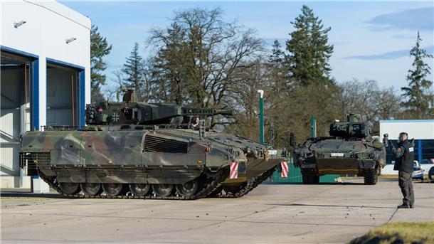 Kauf mit Risiken: Bundeswehr bekommt 50 weitere Puma-Panzer Ein Schützenpanzer der Bundeswehr vom Typ Puma auf dem Kasernengelände in Munster.