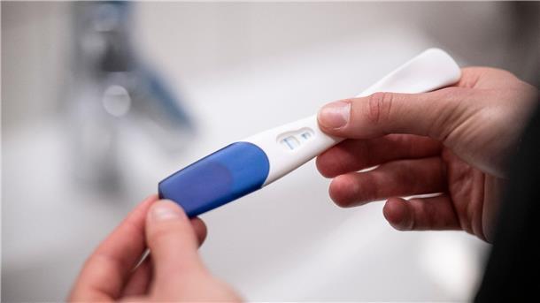 Mehr Schwangerschaftsabbrüche gemeldet Ein Schwangerschaftsabbruch in den ersten zwölf Wochen bleibt straffrei, wenn die Frau sich zuvor beraten lässt.
