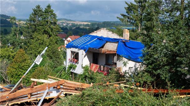 Verletzte nach heftigen Unwettern im Süden und Westen Ein schwer beschädigtes Haus, dessen Dach von einem Sturm abgedeckt wurde, in Asweiler im Saarland.