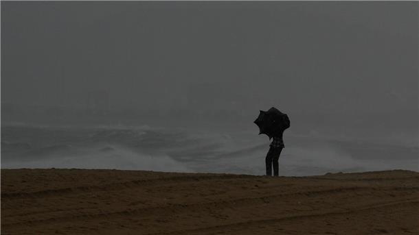 Zyklon bedroht Indiens Küste – 50.000 Menschen evakuiert Ein schwerer Zyklon hält vor seinem Auftreffen auf Land Menschen und Behörden an Indiens Ostküste im Golf von Bengalen in Atem.