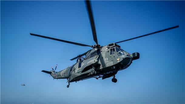 Deutschland liefert der Ukraine erstmals Militärhubschrauber Ein Sea King Mk41-Helikopter bei der Landung.