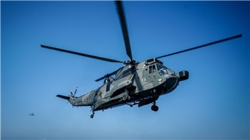 Ein Sea King Mk41-Helikopter bei der Landung.