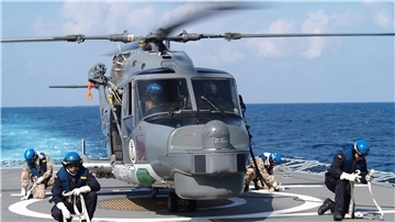 Ein Sea-Lynx-Hubschrauber ist mit der „Hessen“ im Einsatz im Roten Meer dabei.