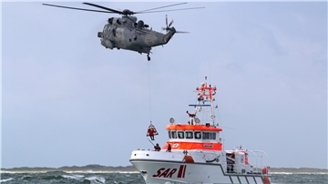 Notfall auf Offshore-Schiff - Person vor Helgoland per Hubschrauber gerettet Ein „Search and Rescue“ (SAR)-Hubschrauber der Bundeswehr mit einem Rettungskreuzer der Deutschen Gesellschaft zur Rettung Schiffbrüchiger (DGzRS).