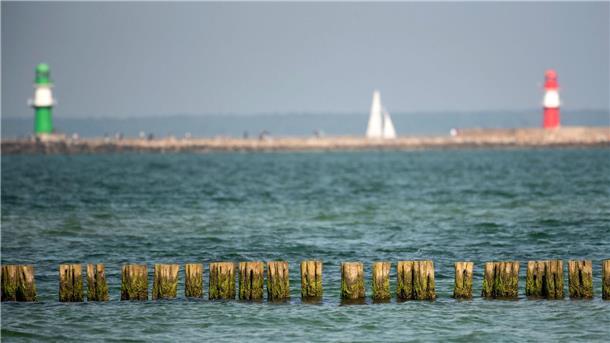 Studie verweist auf Thallium-Belastung der Ostsee Ein Segelboot kreuzt zwischen den Molen von Warnemünde am Samstag bei warmem, sonnigen Wetter.