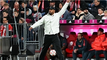 „Ein sehr wichtiges Spiel für den Trainer.“ Vincent Kompany in Aktion am Spielfeldrand. 