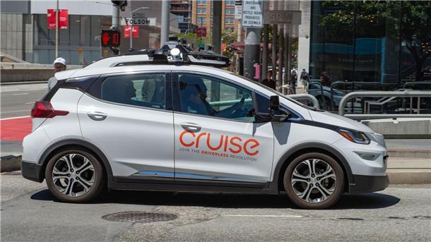 Ein selbstfahrendes Auto der General-Motors-Tochterfirma Cruise ist im Straßenverkehr unterwegs.