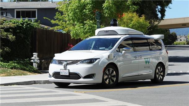 Umfrage: Viele sehen autonomes Fahren skeptisch Ein selbstfahrendes Auto der Google-Schwesterfirma Waymo ist bei einer Testfahrt unterwegs.