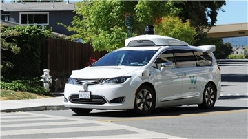 Ein selbstfahrendes Auto der Google-Schwesterfirma Waymo ist bei einer Testfahrt unterwegs.