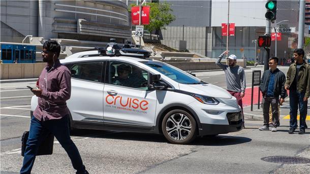 USA: Fahrerlose Fahrten von Cruise-Robotaxis ausgesetzt Ein selbstfahrendes Auto der Roboterwagenfirma Cruise des US-Konzerns General Motors sorgt für Unmut bei Fußgängern, nachdem es auf einer Kreuzung steckenblieb und sie bei Rot verlässt.