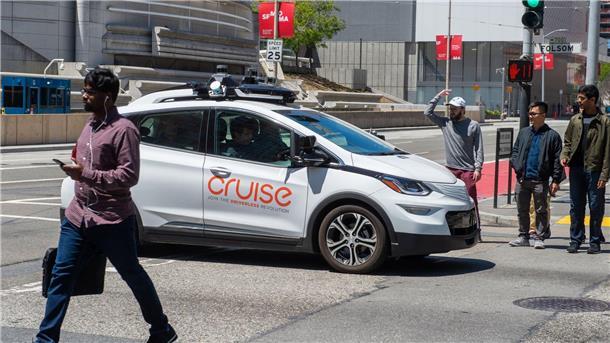 Ein selbstfahrendes Auto der Roboterwagenfirma Cruise sorgt für Unmut bei Fußgängern, nachdem es auf einer Kreuzung steckenblieb und sie bei Rot verlässt.