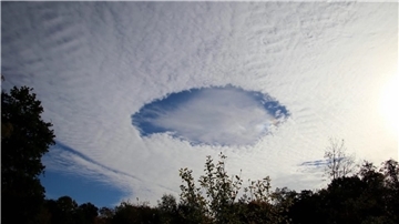 Loch in der Wolkendecke: Seltenes Phänomen am Bremerhavener Himmel Ein Lochen in den Wolken.