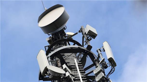 Handynetz soll sich bis 2025 deutlich verbessern Ein Sendemast für den Mobilfunk-Standard 5G für Telefonie und Internet steht am Rand der Oranienburger Straße.