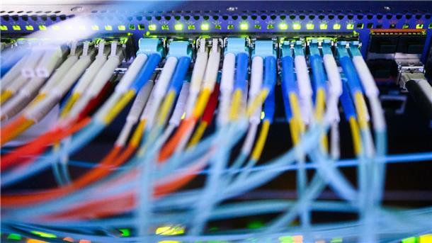 Cybercrime erreicht Höchststand in Niedersachsen Ein Serverschrank mit blinkenden Lampen und Kabeln steht im Landeskriminalamt Niedersachsen.