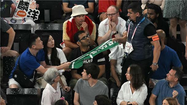 Taiwan verurteilt Zwischenfall mit Fan bei Olympia Ein Sicherheitsmann entfernt ein Transparent mit der Aufschrift „Taiwan“ beim Badminton.