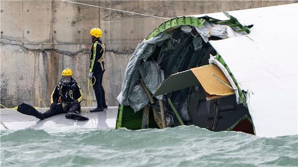 Tödlicher Unfall: Jumbo-Jet rutscht über Landebahn ins Meer Ein Sicherheitsmitarbeiter wurde tot aus dem Wasser geborgen.