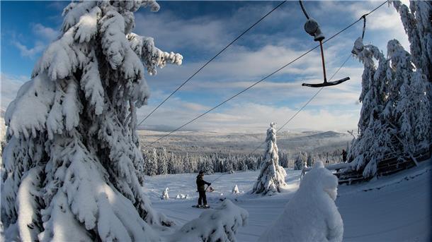 Neue Woche beginnt mit Frost Ein Snowboarder lässt sich am Sonnenberg im Oberharz mit einem Schlepplift den Berg hochziehen.