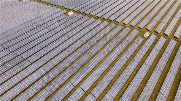 Ein Solarpark der BayWa r.e. in Mecklenburg-Vorpommern am Ostseeflughafen Barth.