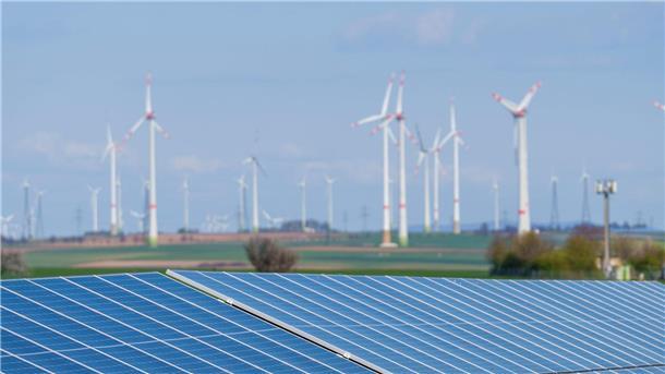 Zehn Klima-Signale, die - ein bisschen - Hoffnung geben Ein Solarpark in unmittelbarer Nähe zu Windkraftanlagen im rheinland-pfälzischen Wahlheim.
