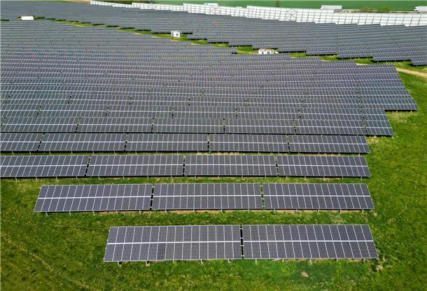 Ein Solarpark steht auf einem Feld.