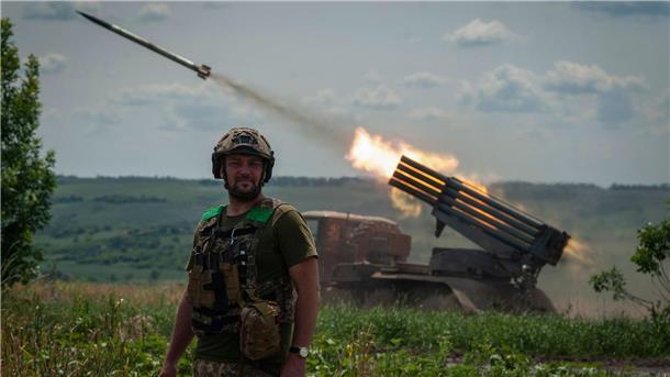 London: Ukraine erobert seit 2014 besetztes Gebiet zurück Ein Soldat an der Frontlinie in der Region Donezk: Hier konnte die Ukraine offenbar zuletzt kleine Vorstöße erzielen.