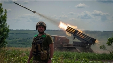 Ein Soldat an der Frontlinie in der Region Donezk: Hier konnte die Ukraine offenbar zuletzt kleine Vorstöße erzielen.