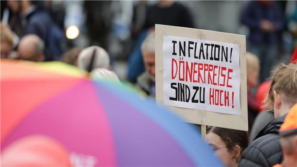 Ein Sozialbündnis hat angesichts von Preissteigerungen, Energie- und Klimakrise zu bundesweiten Demonstrationen aufgerufen.