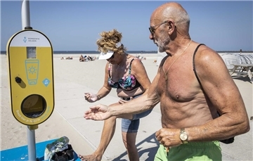 Ein Spender mit kostenlosem Sonnenschutz steht an einem Strand, um Besucher vor Sonnenbrand zu schützen. In den Niederlanden können Menschen in diesem Sommer an Hunderten Orten kostenlos Sonnencreme erhalten.