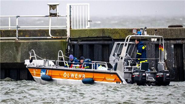 Schiffskollision in Cuxhaven – Riss lässt Öl austreten Ein spezielles Ölschiff ist im Einsatz.