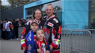 Ein Spiel ist für viele Bremerhavener mehr als nur Sport – es ist ein Stück Zuhause. Diese Familie beweist, wie generationsübergreifend die Begeisterung für die Fischtown Pinguins ist.