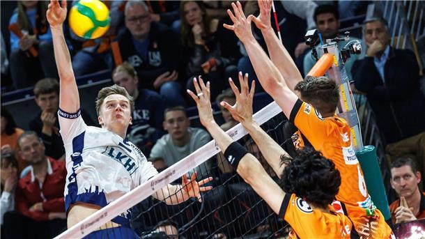 Ein Spieler spielt den Ball ins andere Feld.