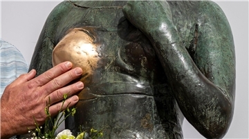 Ein sprechendes Detail der bronzenen Frauenstatue „Bezaubernde Julia“ in München.