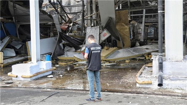 Krieg gegen die Ukraine: So ist die Lage Ein Staatsanwalt für Kriegsverbrechen inspiziert am 14. Juni im ukrainischen Odessa den Schauplatz eines nächtlichen Raketenangriffs.