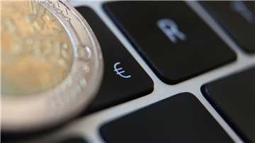 Ein Stablecoin koppelt seinen Wert an stabile Vermögenswerte, um Kursschwankungen zu vermeiden. (Symbolbild)