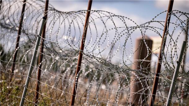 Ein Stacheldrahtzaun schützt das Grenzdreieck von Polen zu Russland und Litauen.