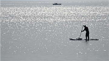Ein Stand-up-Paddler paddelt über den Bodensee. (Symbolbild)