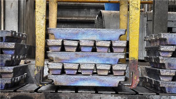 Ein Stapel Bleibarren, der frisch aus der Raffination kommt. Blei ist ein für verschiedene industrielle Anwendungen wichtiges Metall. Doch in zu hoher Konzentration ist Blei auch ein Umweltgift.