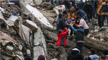 Ein starkes Beben hat im Südosten der Türkei und in Syrien mehrere Gebäude zum Einsturz gebracht, und es werden viele Opfer befürchtet.