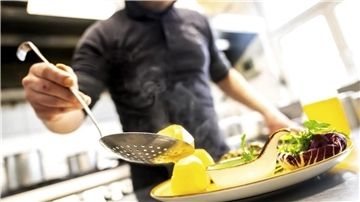 Ein Steuerplus von zwölf Prozentpunkten fällt seit 1. Januar für Speisen in der Gastronomie an. Laut Dehoga müssten Gastronomen wegen der gestiegenen Kosten für Energie, Löhne und Lebensmittel sechs Prozent mehr für das gleiche Gericht kassieren, um nicht schlechter gestellt zu sein als zuvor.