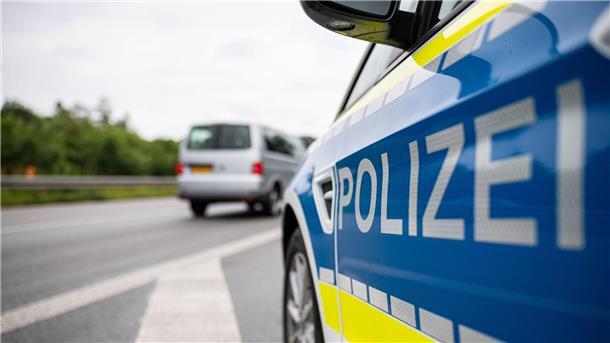 Vier Verletzte bei Unfall auf A7: zwei Sattelzüge beteiligt Ein Streifenwagen der Polizei steht auf einer Straße.