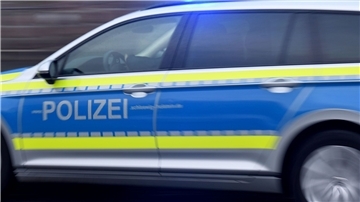 Ein Streifenwagen fährt mit eingeschaltetem Blaulicht.