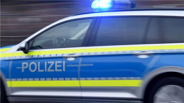 Kontrolle in Dortmund: Polizei schießt auf Auto Ein Streifenwagen fährt mit eingeschaltetem Blaulicht.