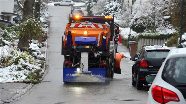 Eisige Nächte in Deutschland Ein Streuwagen fährt über eine Straße in Lahr.