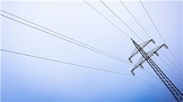 Ein Strommast steht in der Region Hannover. Deutschland verbraucht so wenig Energie wie nie zuvor.