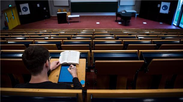 Unis sparen Energie und setzen auf Präsenzunterricht Ein Student sitzt im Hörsaal der Universität Bremen.