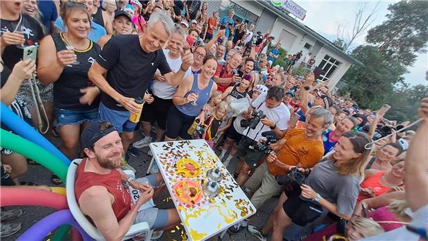 Deichmanns Körper noch fit, aber der Kopf will nicht mehr Ein Stück Kuchen und ein Glas alkoholfreier Sekt vor den letzten 12 Kilometern seiner Challenge 120.